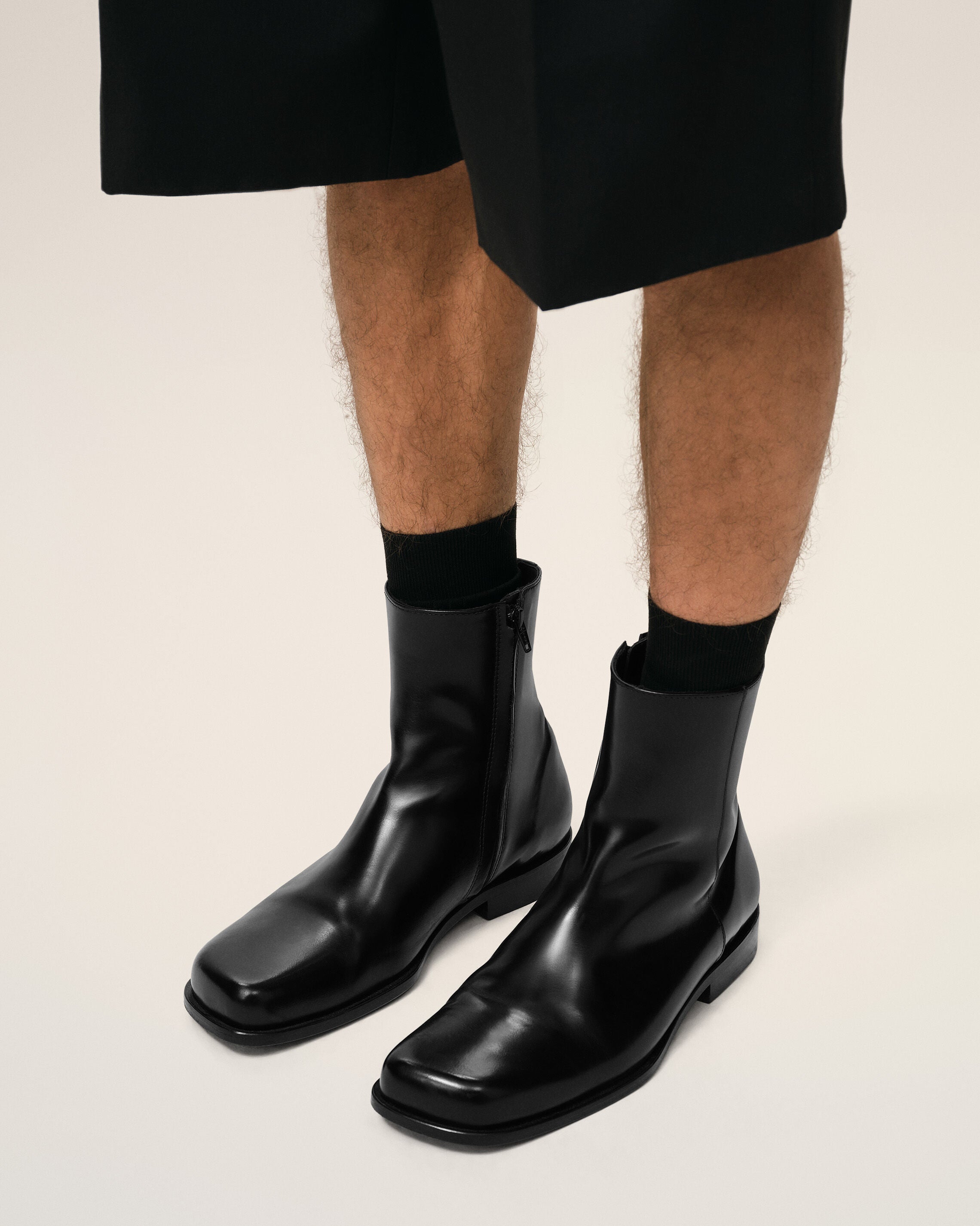アコ BLACK Black Cow Leather Ankle Boots | Ami Paris