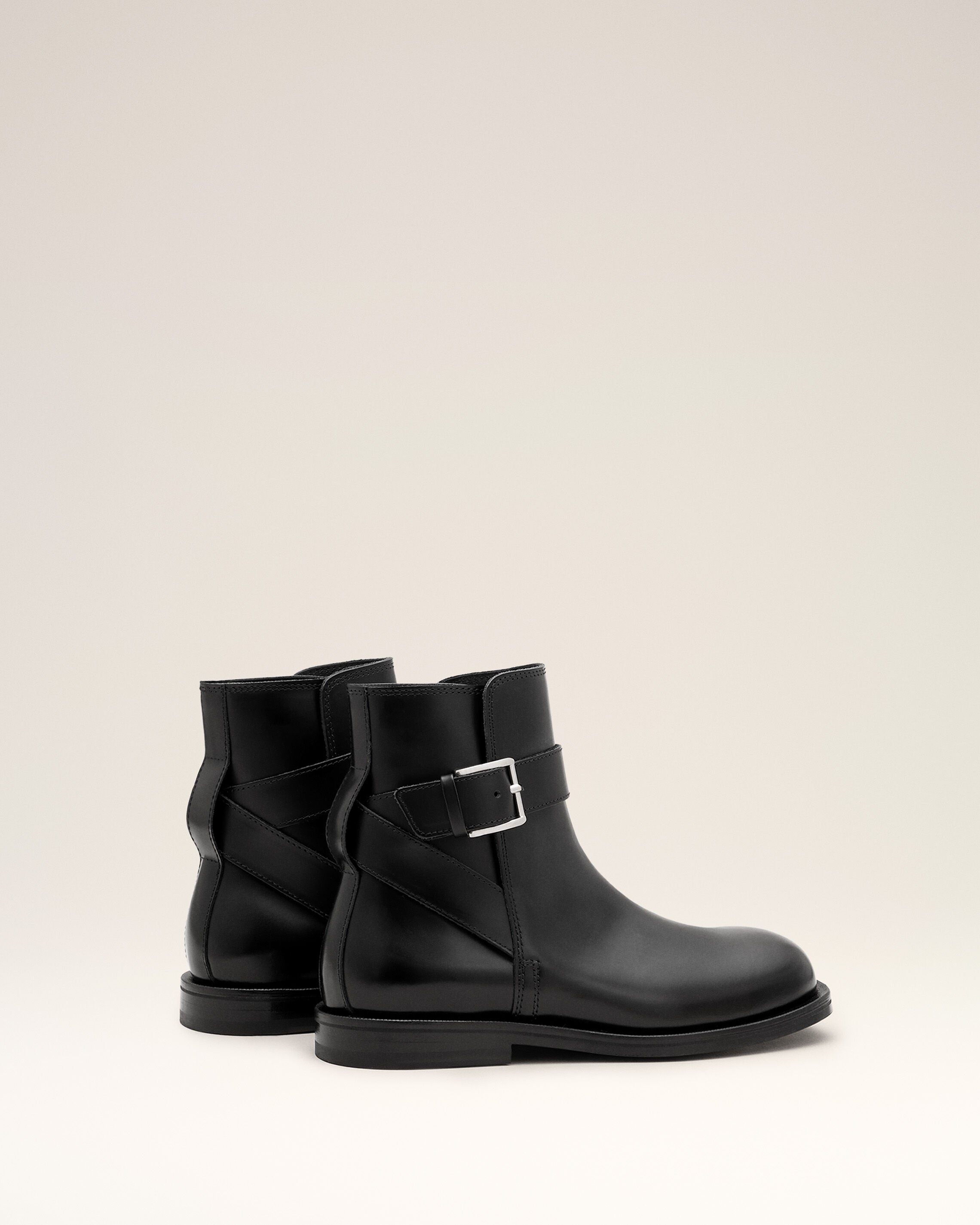 Stiefeletten aus schwarzem Leder mit Schnalle - 4