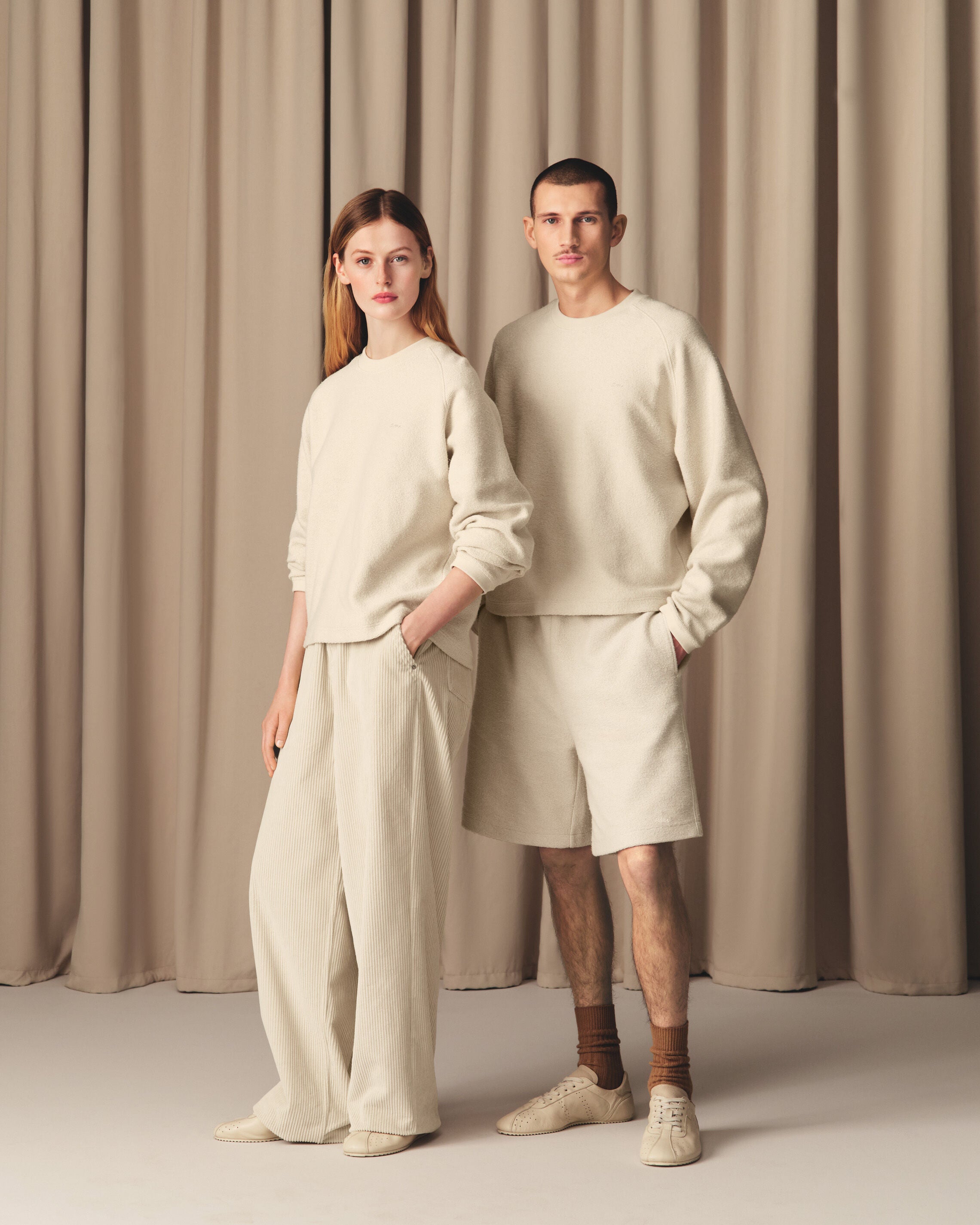 ホワイト レザー ラグランスリーブ クルーネック スウェットシャツ